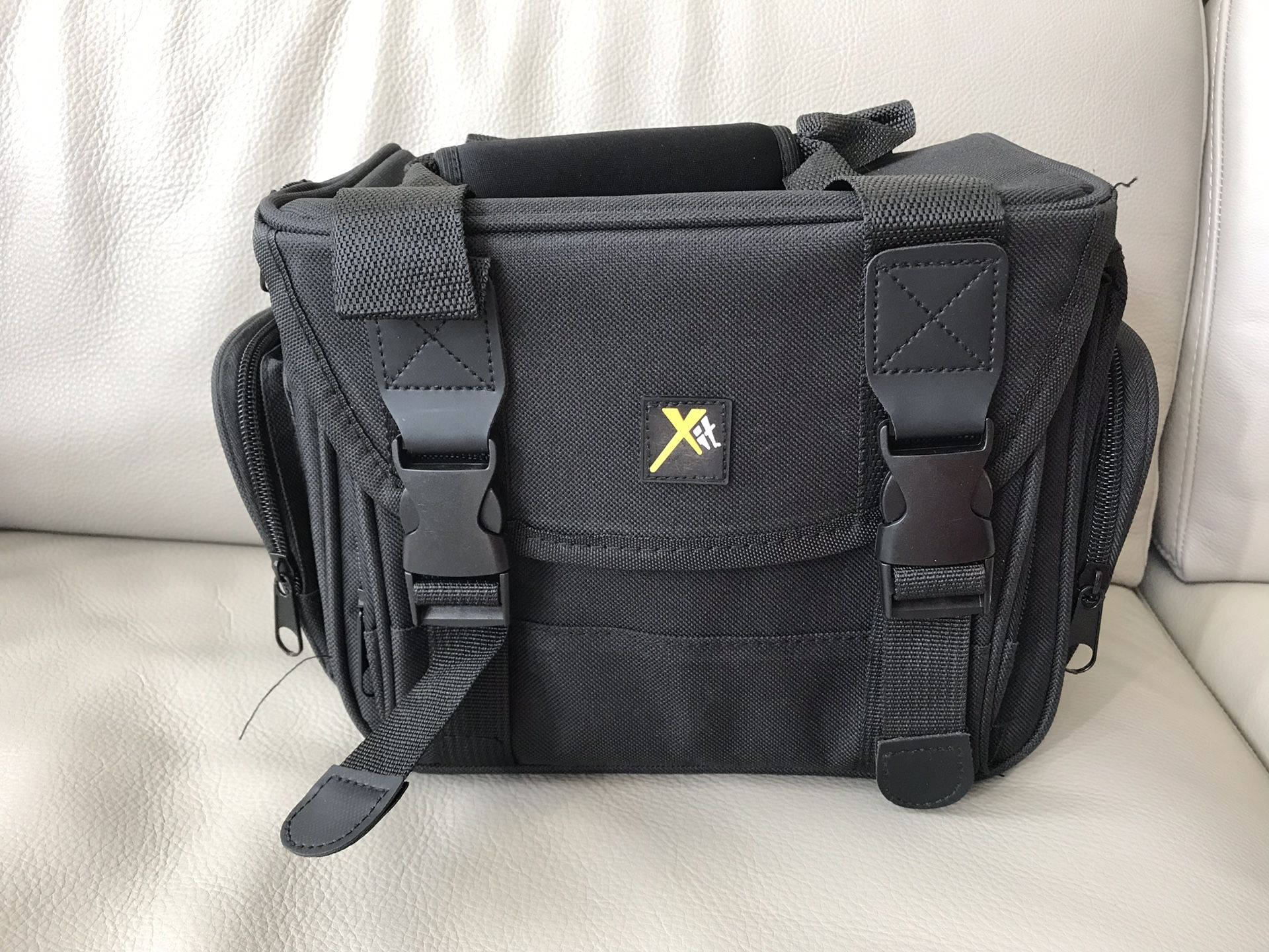 Brand new Xit XTCC4 Deluxe Digital Camera/Video Padded Carrying Case, Medium (Black)