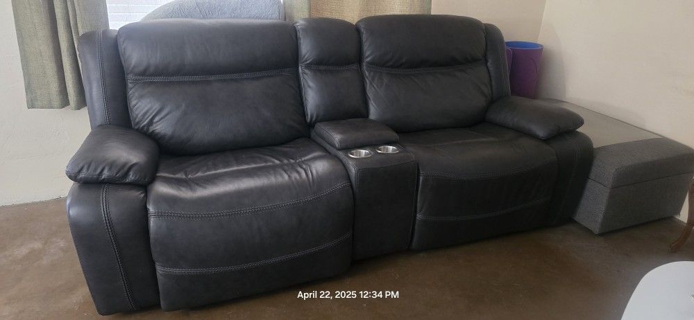 500 / High-End Power Reclining Loveseat – Leather, USB Ports, Wireless Charger