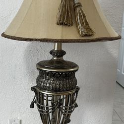 Antique Table Lamp/Lámpara de mesa Antigua