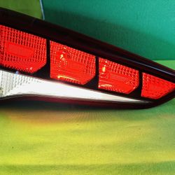 2016 - 2018 HYUNDAI TUCSON REAR LEFT SIDE INNER HALOGEN TAIL LIGHT OEM 92403-D3
