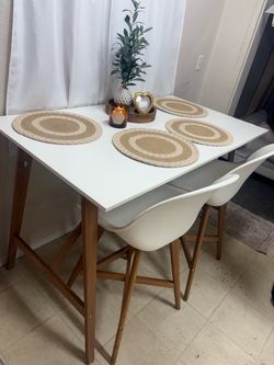 Dining table w/ Chairs