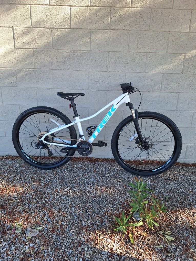 TREK MARLIN 5 MOUNTAIN BIKE 27.5 INCH LIKE NEW ( CHECK MY OTHER BIKES)