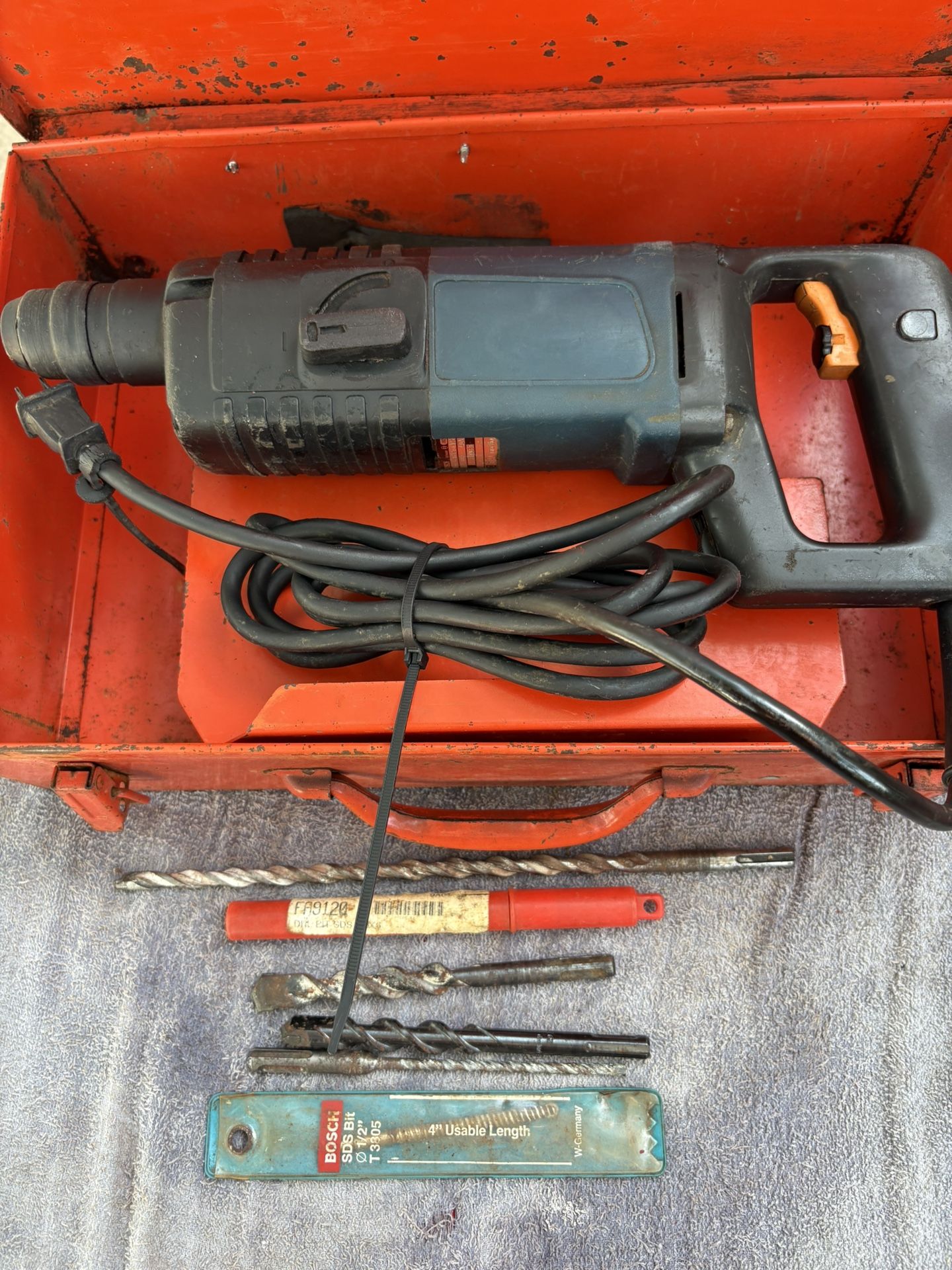 Bosch 11212VSR 3/4" Bulldog Rotary Hammer, Side Handle, 8’ Cord, Drill Bits, Case