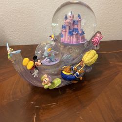 Disney Limited Eddition Musical And Lightup Snow Globe 