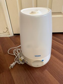 BRAND NEW Vicks Cool Mist Humidifier