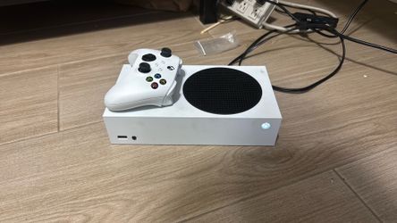 Xbox one series S (two controllers)