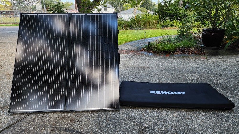 
Renogy 200W Foldable Solar Suitcase Kit — Like New (Only Used Once) + Voyager 20A Controller