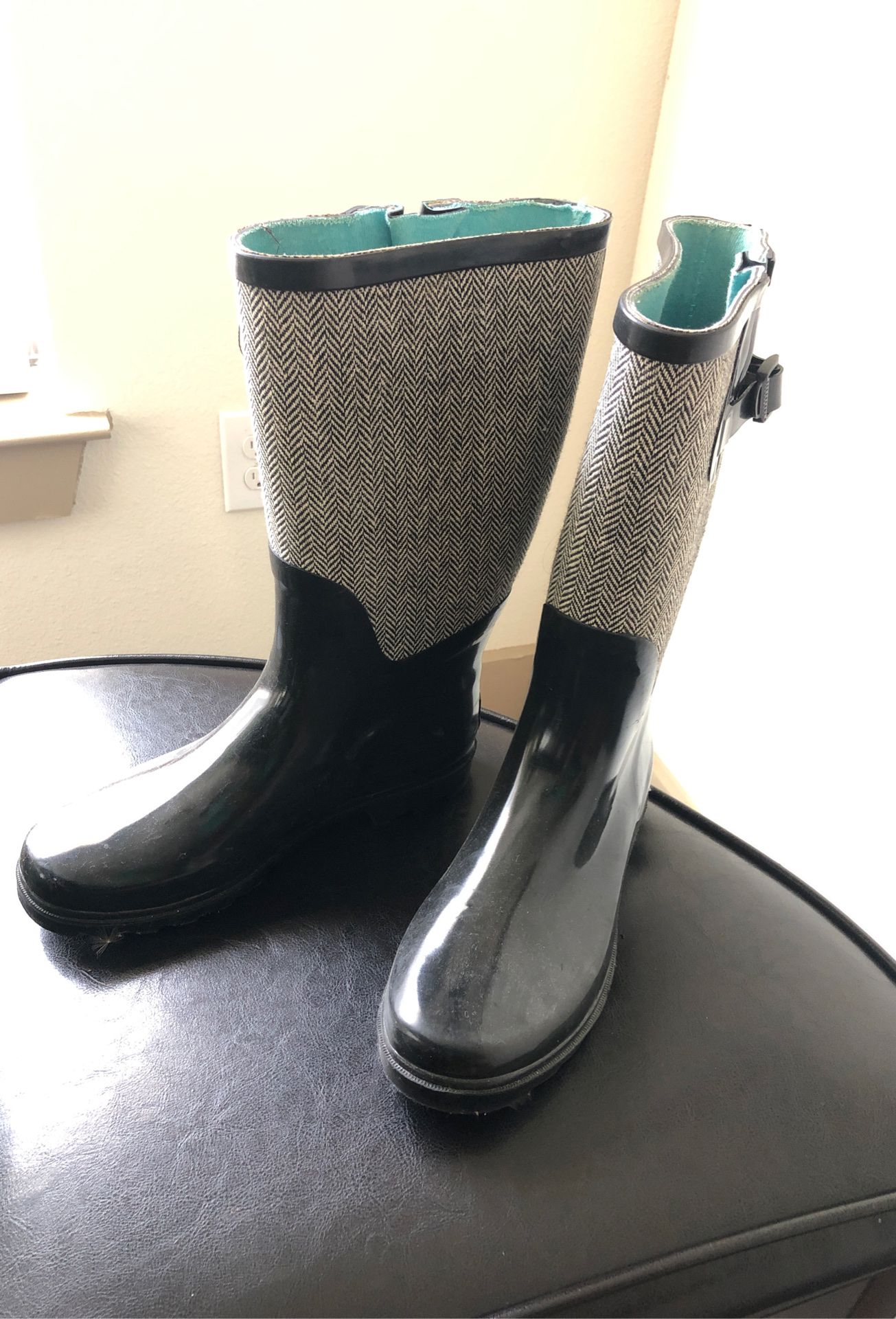 Women’s size 9 rain boots - Black