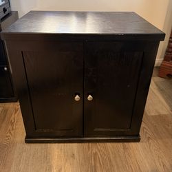 Cat litter box enclosure