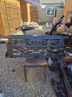 2022-2023 CHEVROLET SILVERADO 1500 GRILLE OEM UPPER CENTER WITH EMBLEM (contact info removed)6