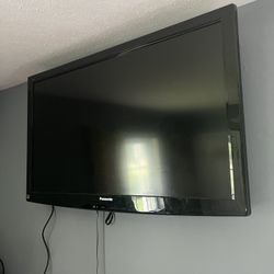 40 inch Panasonic Flat Screen w/ Wall Mount Bracket