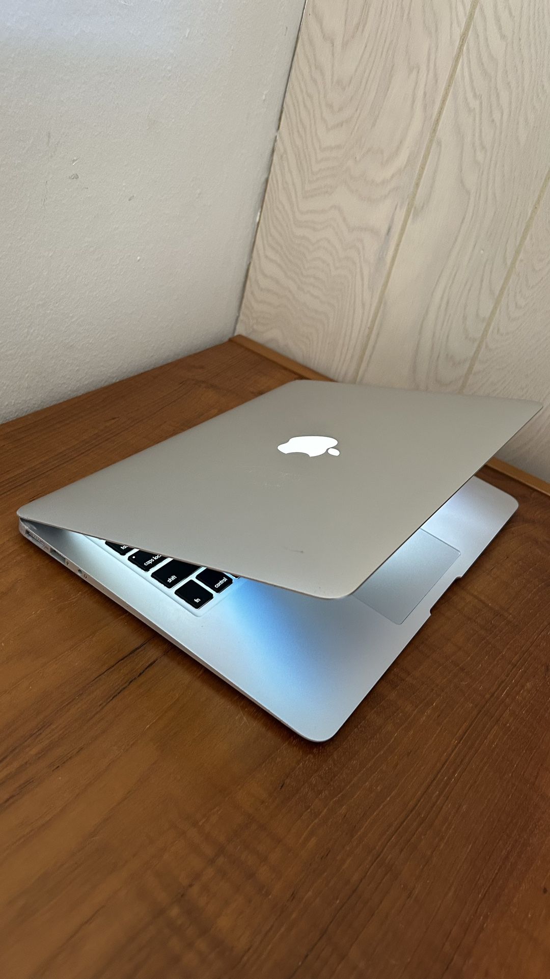 Apple MacBook Air 13” I5/8GB/128GB SSD $200