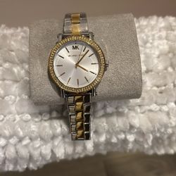 Michael Kors brand new watch never been worn loose. It’s like this with the big one the big one the big one loosen it up the big one has t to be loose