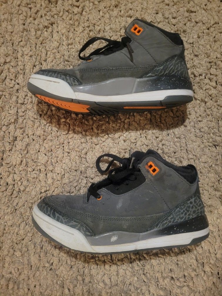 BOYS AIR JORDAN 3 RETRO GRAY SIZE 2Y