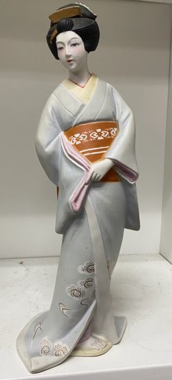 a vintage Seyei Fine Porcelain Japan Geisha Girl / Woman Figurine Decanter or Sake Bottle (dating from the mid-20th century).