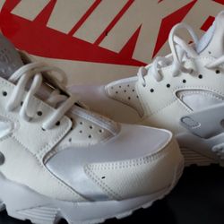 BRAND NEW NEVER WORN- WOMENS NIKE 6.5