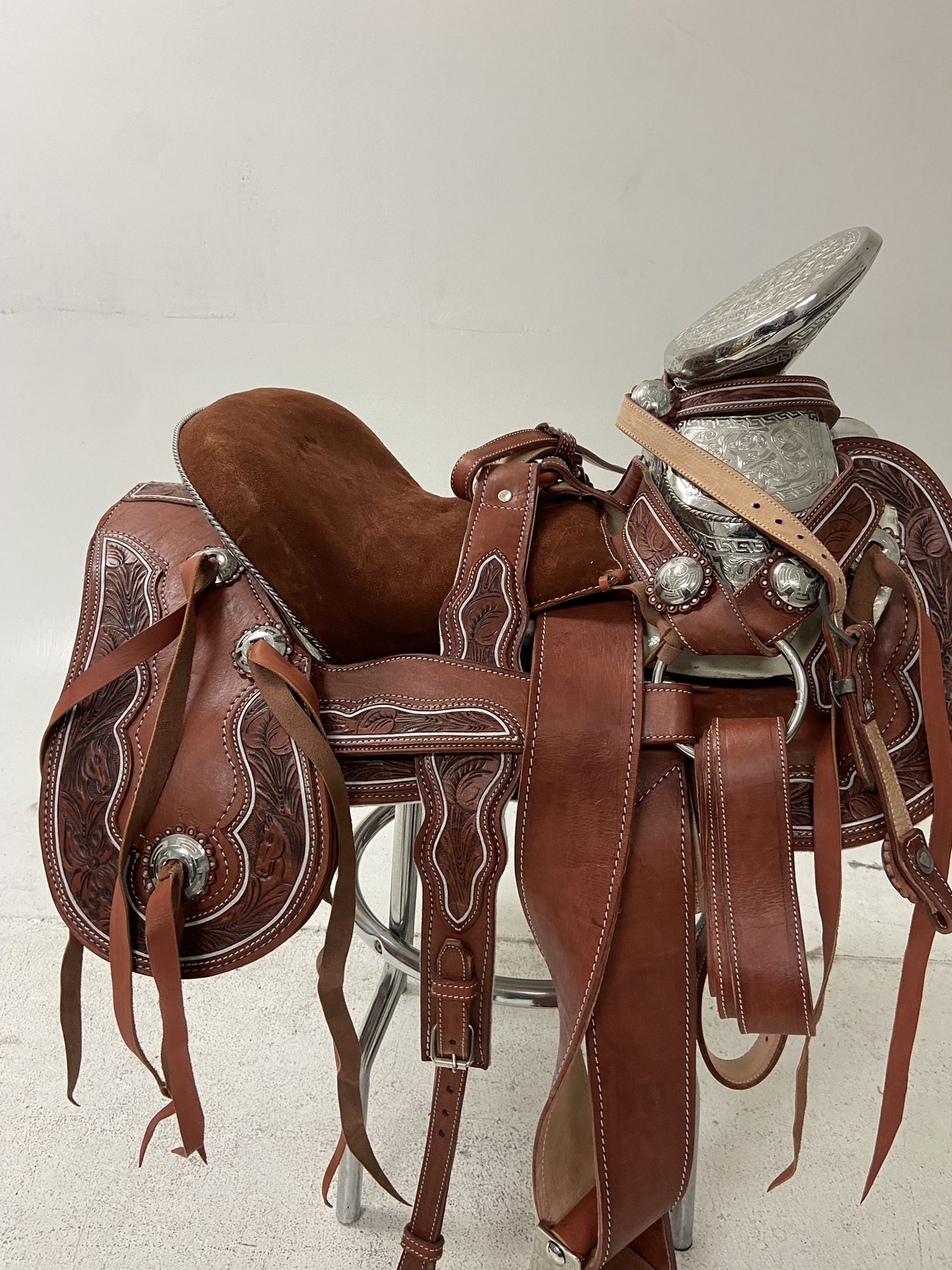 Nueva Montura Charra De Cuero Cincelada A Mano Con Fuste Plateado