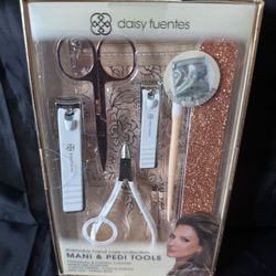 Daisy Fuentes MANI and PEDI Tools Nail Care Gift Set