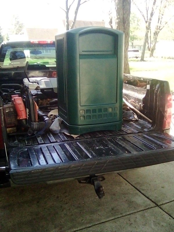 Rubbermaid Trash Can New