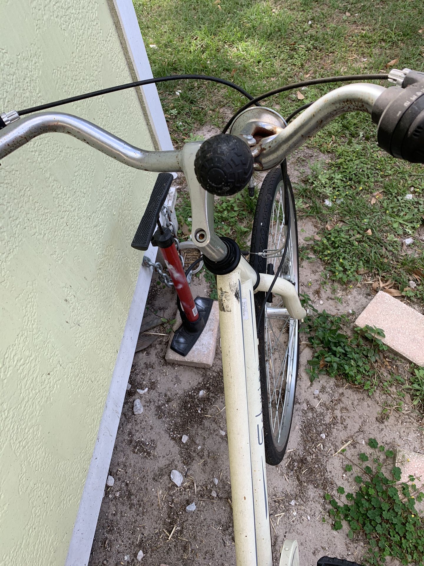 schwinn gateway 28 hybrid bike cream