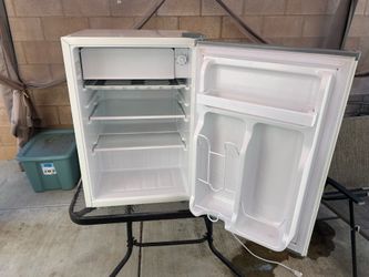 Black decker small refrigerator