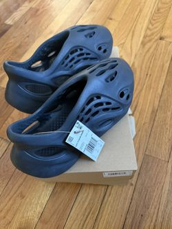 Black Yeezy Foam Runner Size 8 - Worn 3x