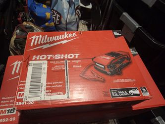 Milwaukee M18 Milwaukee
M18 HOTSHOT Jump Starter 