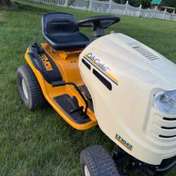 Cub Cadet LT1042 hydrostatic Riding Lawn Mower 
