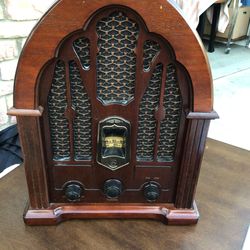 Vintage looking radio electric