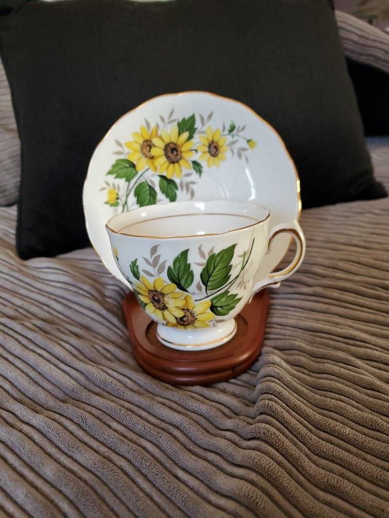 Vintage Bone China Royal Vale Teacup Set