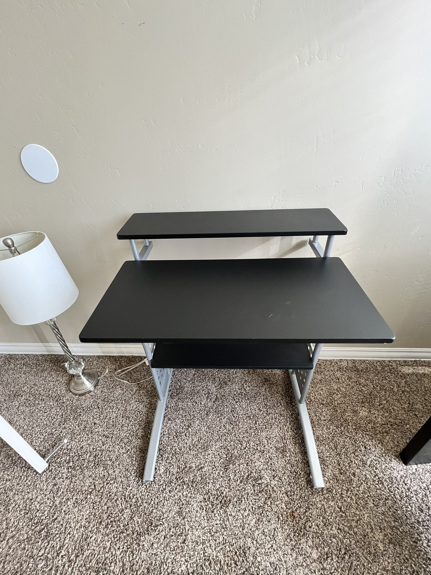 SMALL BLACK COMPUTER DESK for Sale in San Diego, CA OfferUp