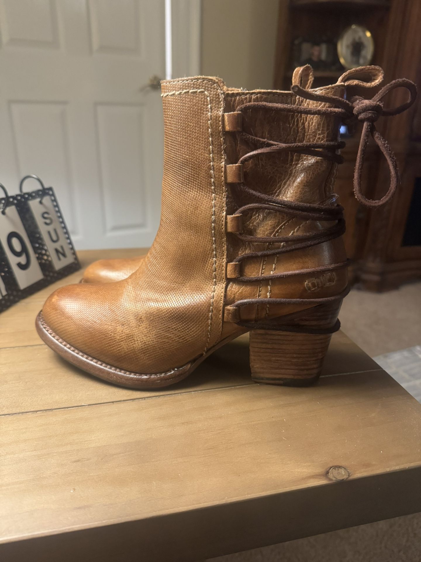 Women’s Size 8.5 Fits Like 8 BedStu Bench Made Boots