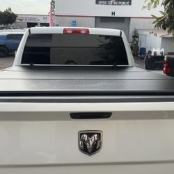 New Hard trifold cover 09-25 Dodge Ram 5.7ft Bed Tapa Dura Que Dobla En Tres