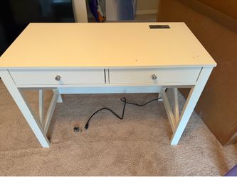 Free desk with plug in and usb/us c charging