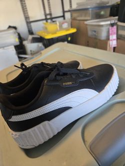 Women's Pumas Size 8