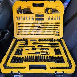 Dewalt socket and wrench set. Complete in case