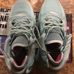 Dame 8 Basketball Shoes Dalila Light Blue Pink Men’s Size 9