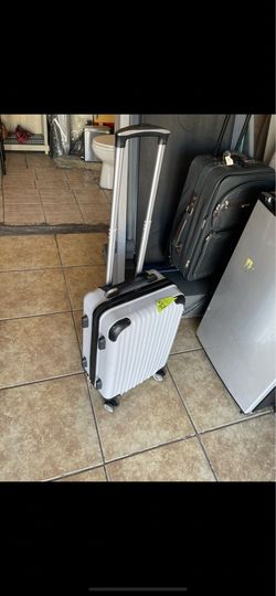 Excellent condition carry on suitcases