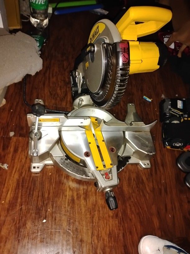 De Walt 14 " Compound Saw 150$