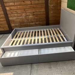 Queen Size Bed frame W 2 Drawers. Cama Con Dos Cajones.