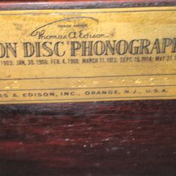 Edison Diamond Disc Phonograph,  Model H19 "Hepplewhite"