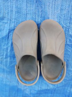 8 Men 10 Women. Crocs Tan.