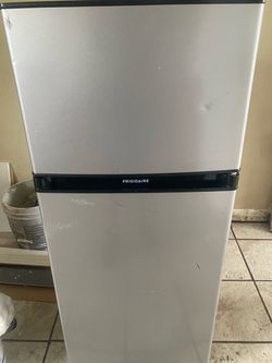 Mini fridge with freezer