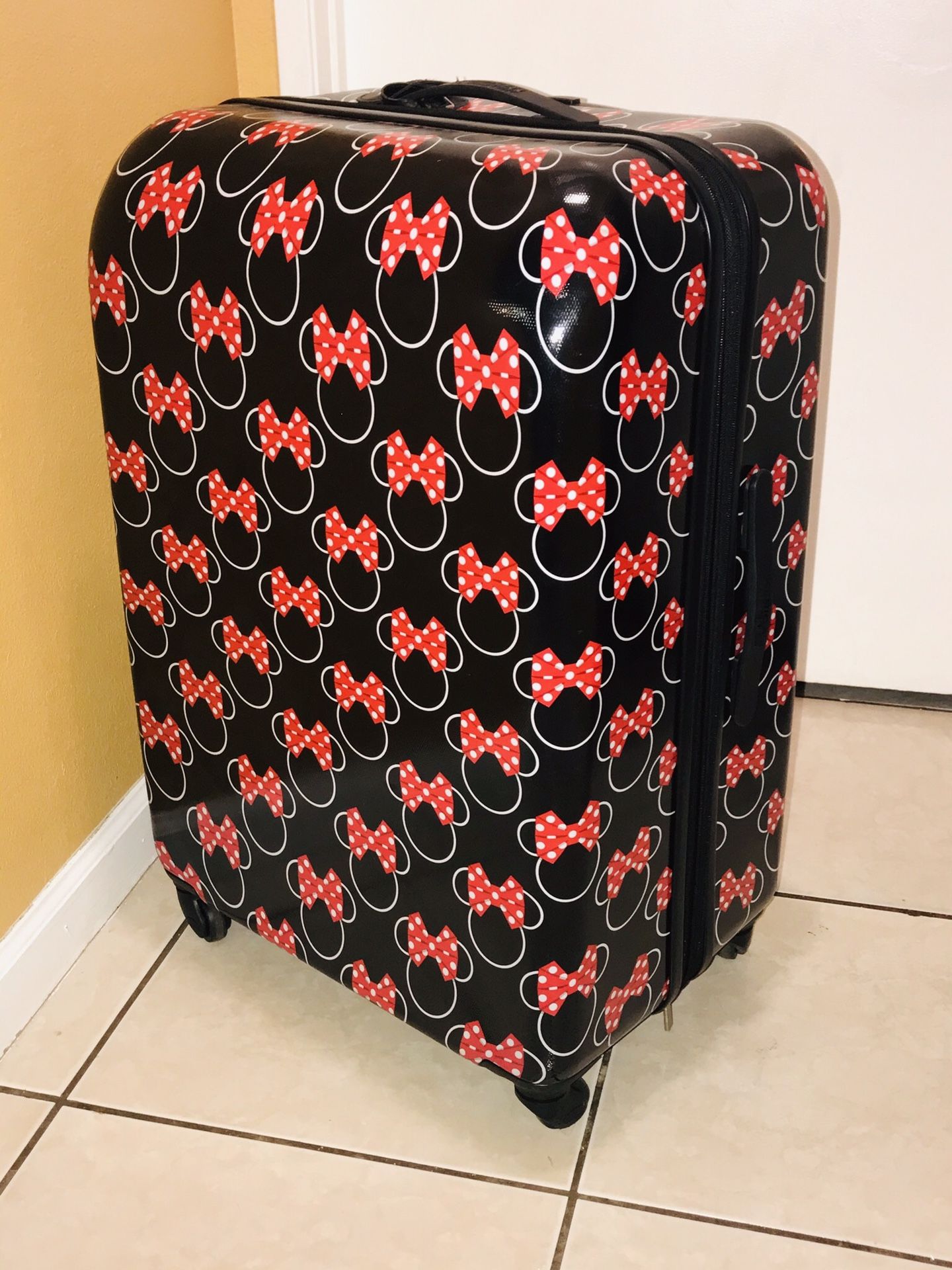 Luggage - Disney Minnie Bows 30” Spinner- NEVER USED . OPEN BOX