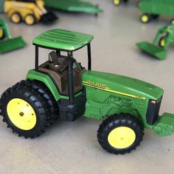 ERTL 1/16 Scale John Deere TRACTOR AND TRAILER