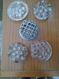 4 GLASS AND 1 METAL FLOWER FROGS