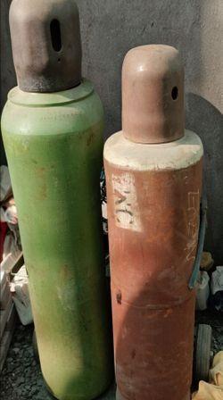 Cilynders for welding or cutting touch both are full