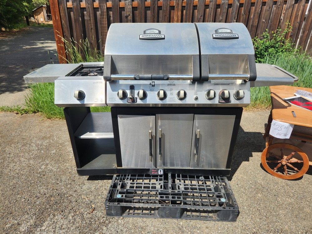 BRINKMAN 4 BURNER BAR BQ WITH SEAR GRILL, ROTISSERIE ,trash Bin Slide-out, And Side Burner.