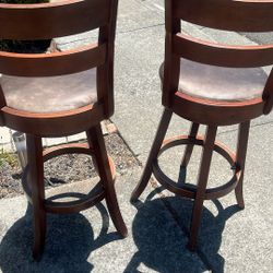     Swiveling Bar  Stools 