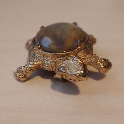 Vintage turtle brooch gold tone with stone. This is a fun retro piece!
